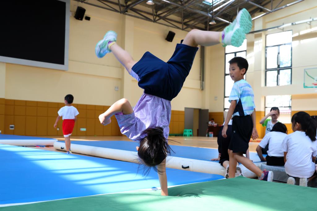 追光 | 这些来自山区的小学生们，在世界舞台“跳出花儿来”